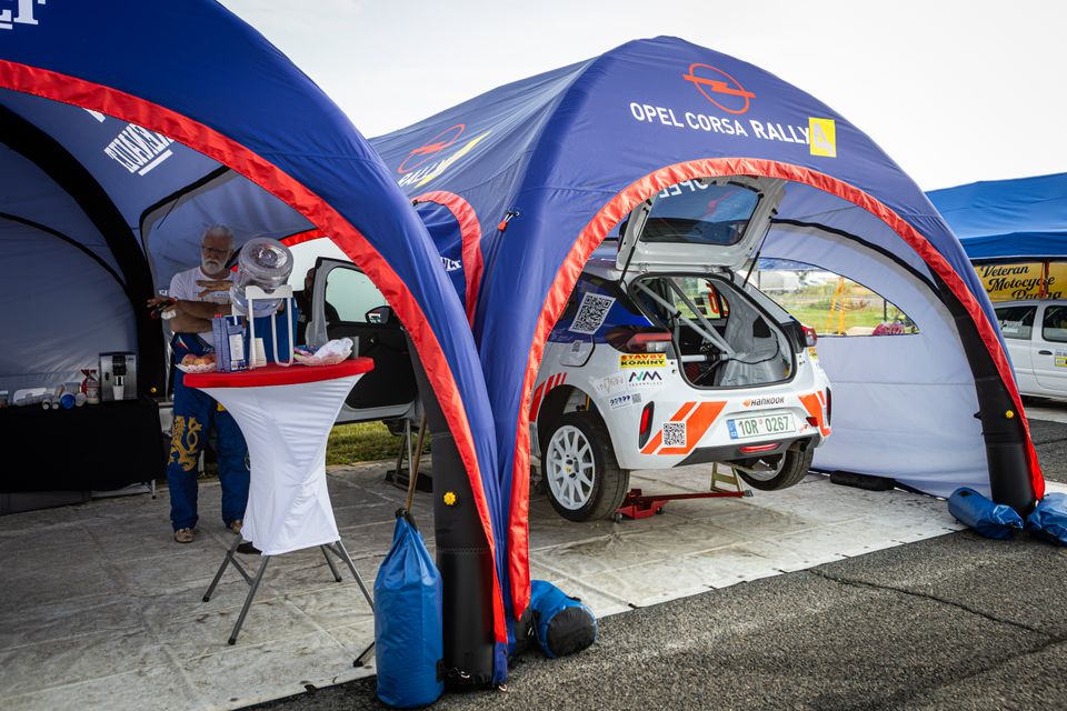 Interiér závodního speciálu Opel Corsa Rally4