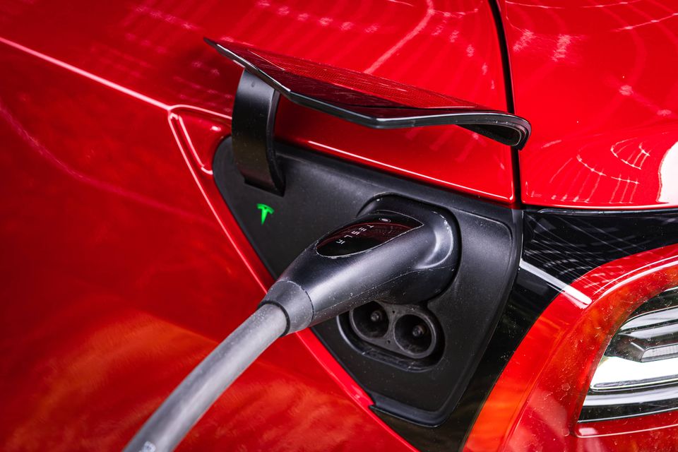 Nab&iacute;jen&iacute; automobilu Tesla 3 pomoc&iacute; Tesla Wall konektoru